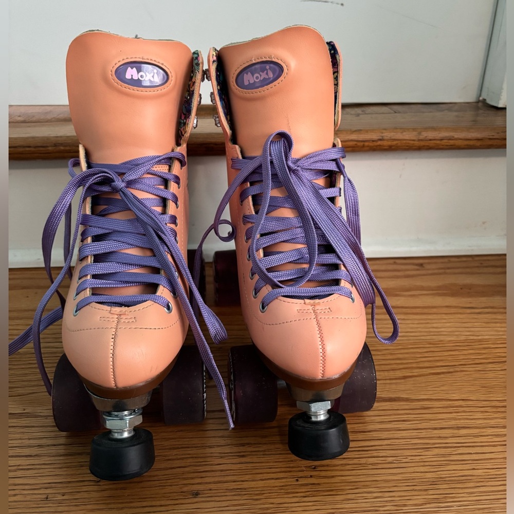 MOXI BEACH BUNNY ROLLERSKATES SIZE 7